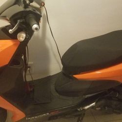 50cc Gas Scooter With Title Only 830 Miles Comes With Two Locks And Cover It Don't Sit Outside It Sits The House 