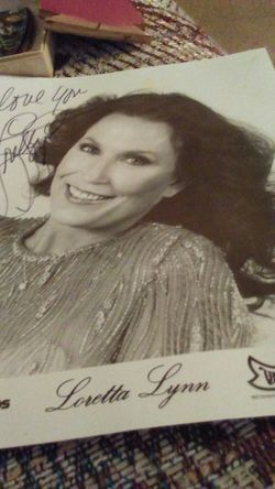 A signd photo of lortta lynn like new