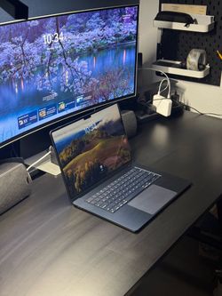 M3 MacBook Air 15in, 8gb/256gb, 2024. ( Like New )