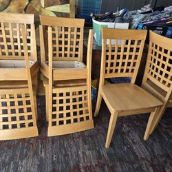 6 WOOD CHAIRS. GREAT CONDITION