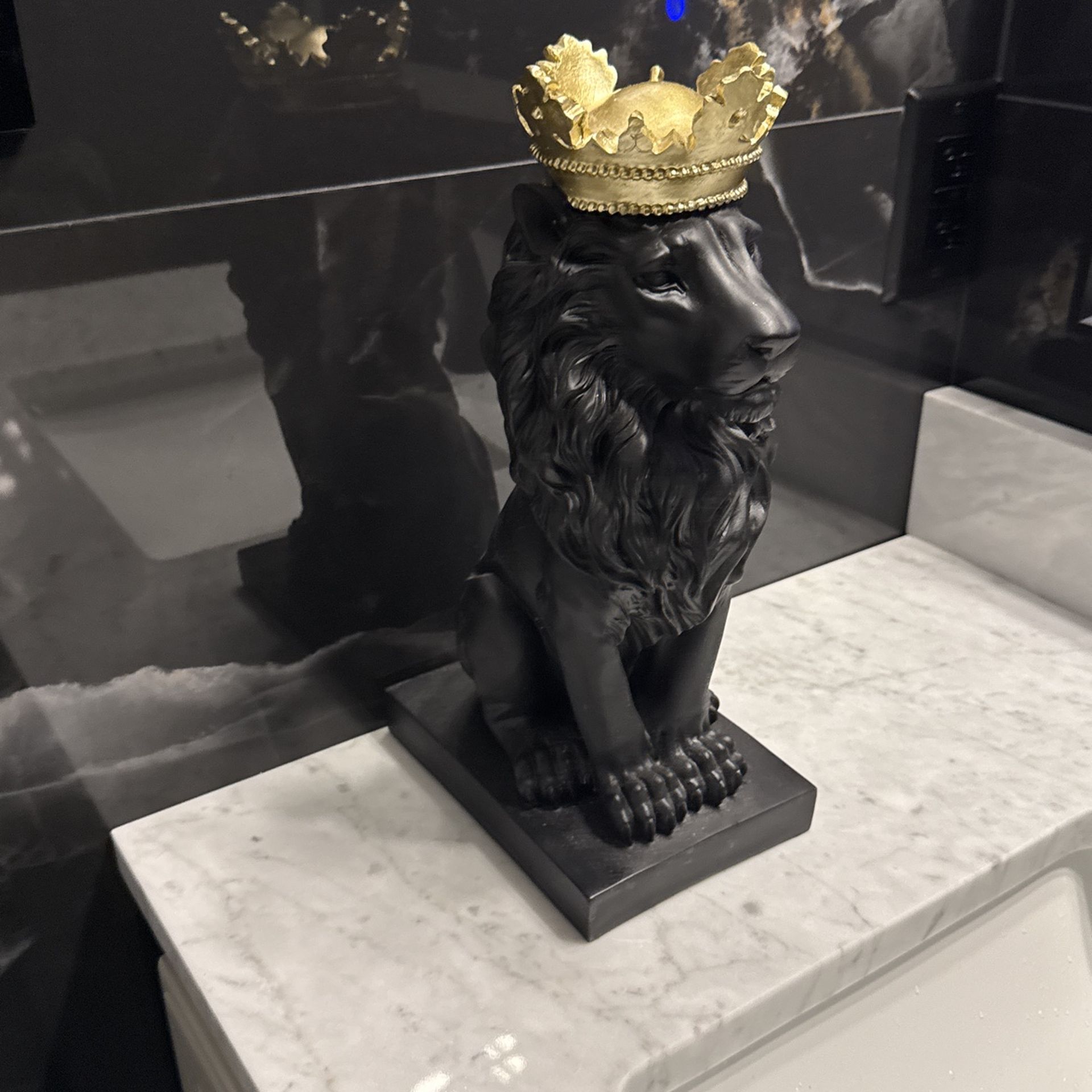 Ceramic Royal Lion Statue Crown