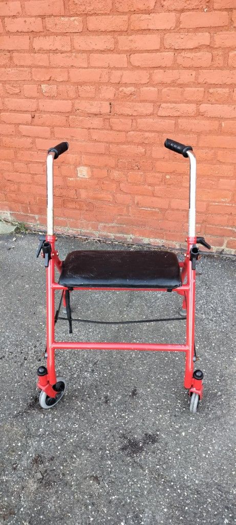 Rolling foldable seat