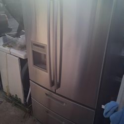 LG Fridge Apt Size 36 By 71 High Ice Maker And Water Despensor Works Exelent 