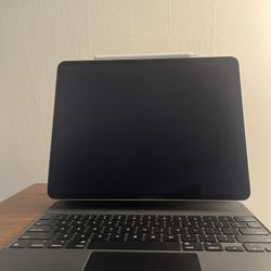iPad Pro 12.9-inch (6th Generation)- 256GB w/ Keyboard Case & Apple pencil