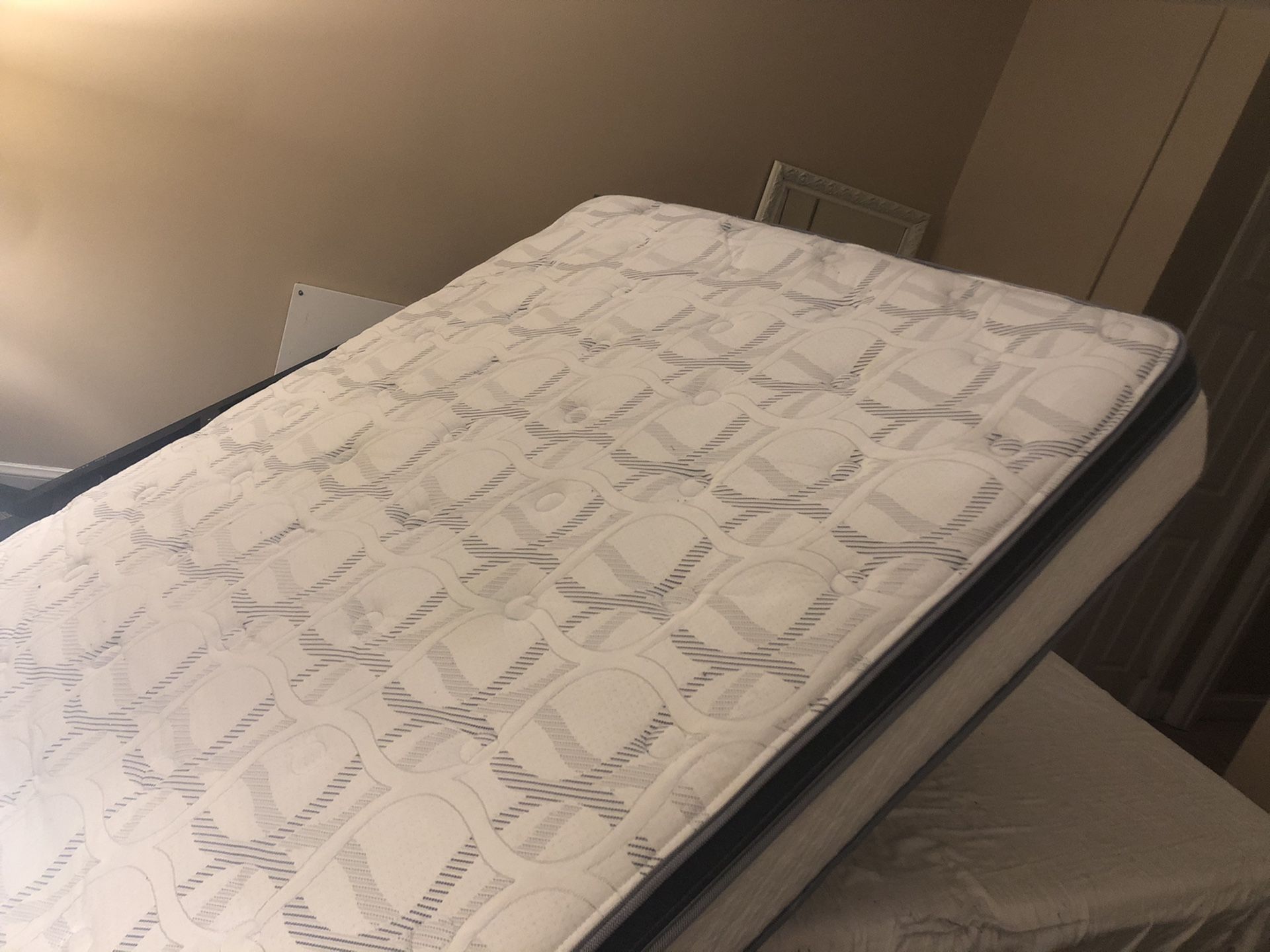 Serta Queen Size Pillow Top Mattress for Sale in Washington, DC OfferUp