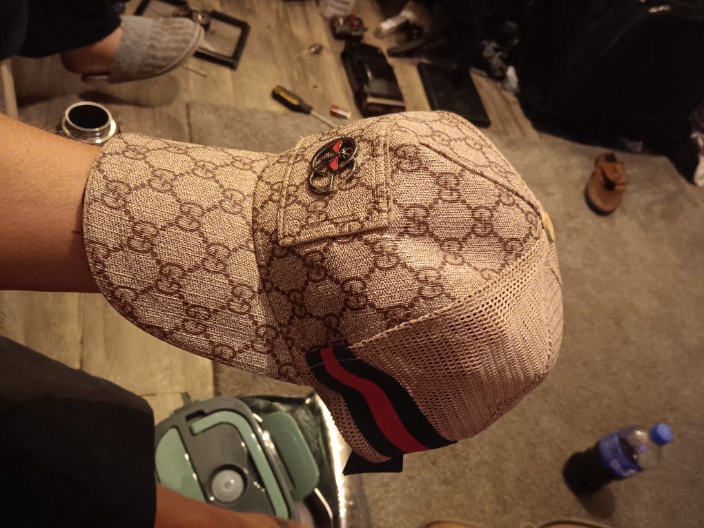 Gucci Leather Snap Back