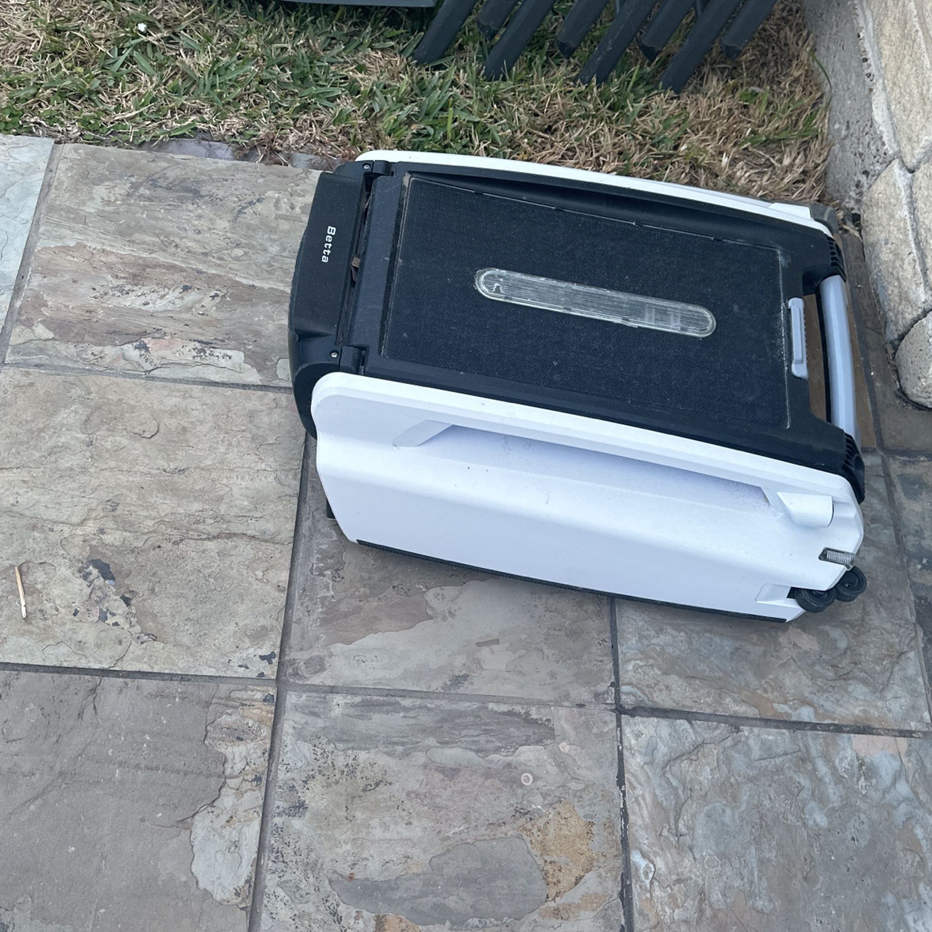 Pool surface skimmer solar