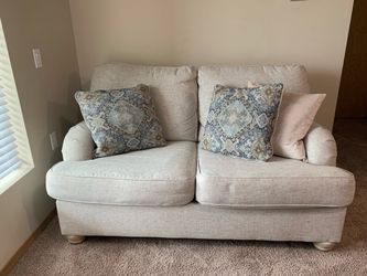 Excellent Condition Ashley Furniture Beige Loveseat (Includes 3 Accent Pillows!)