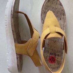 New Woman’s Leather Sandals , Size 10, Naturalizer 