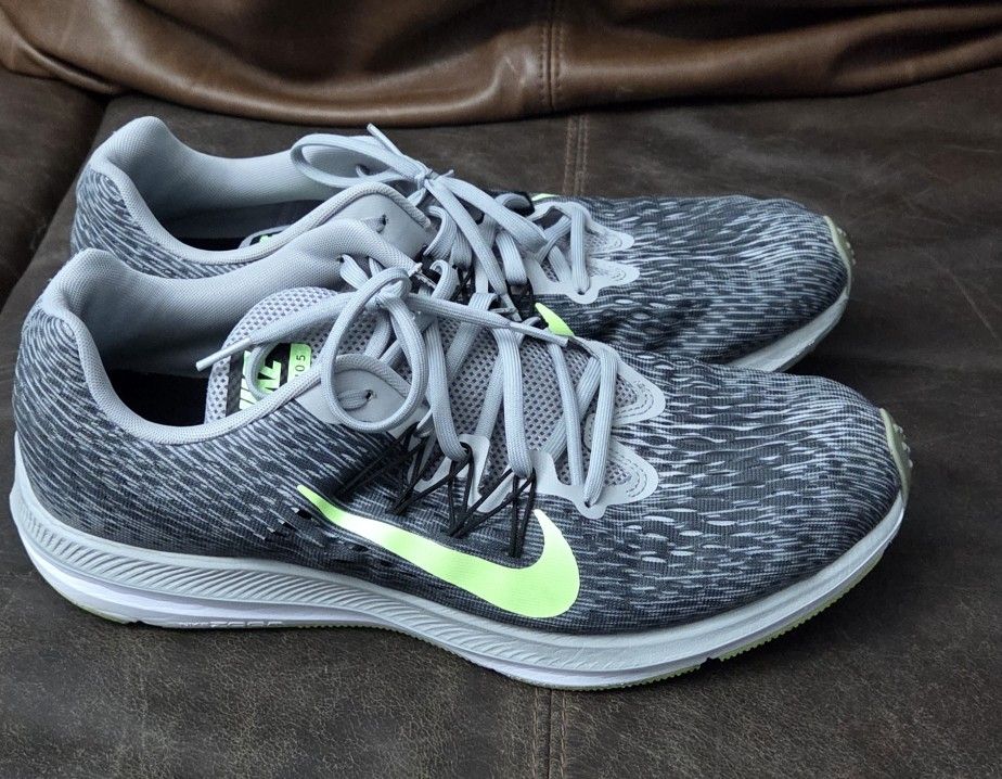 Zapatos Nike De Hombre. Talla 11.5