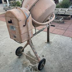 Revolvedora de cemento de cinco bultos eléctrica trabaja perfecto muy barata