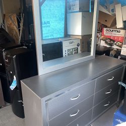 Dresser With Mirror