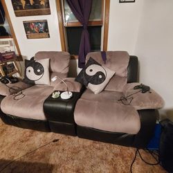 Dual Recliner With Middle Console. Barely Used 