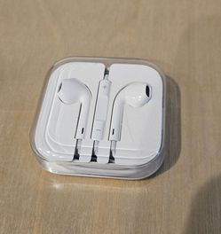 NEW - Apple iPhone 3.5mm Wired EarPods Headphones