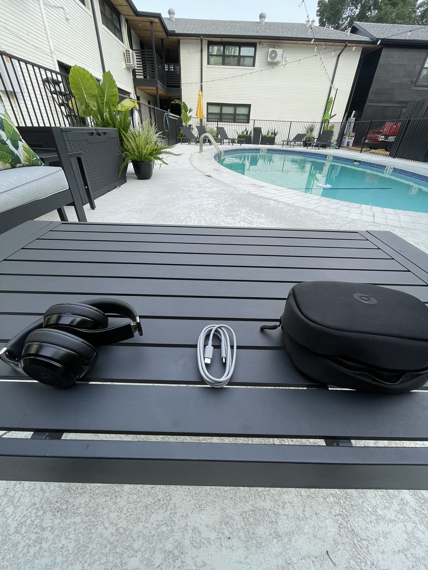 Black Beats Studio 4.0 (with charger and case)
