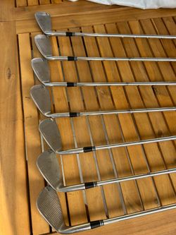 Golf club iron set