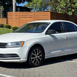 White Voltswaggen Jetta 2016