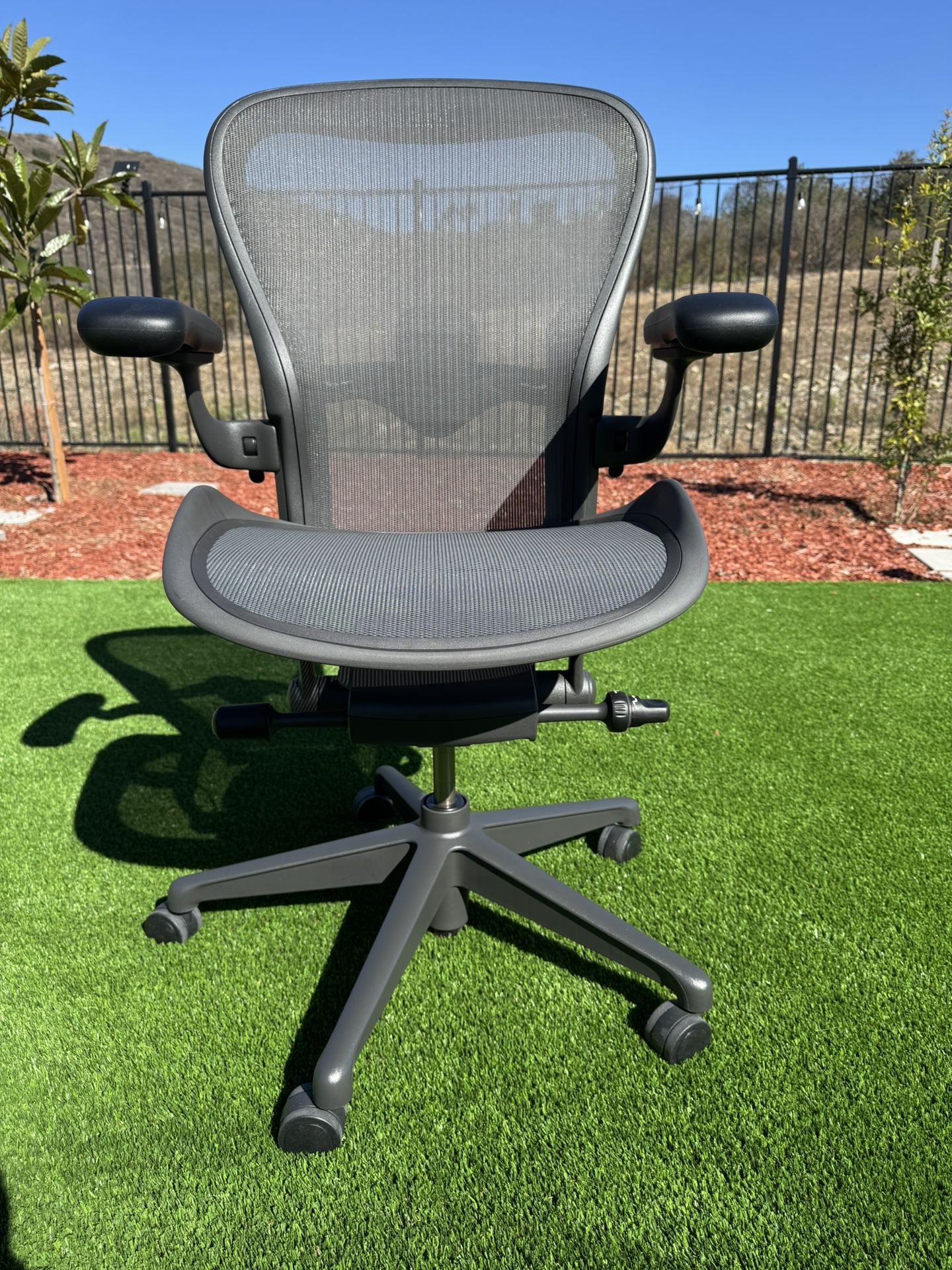 Pre Owned Herman Miller Aeron Remastered Size C Fully Loaded Office Chair