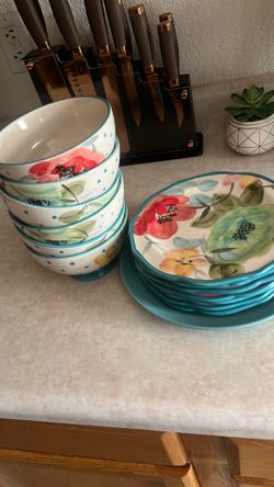 The pioneer woman Bowls and plates