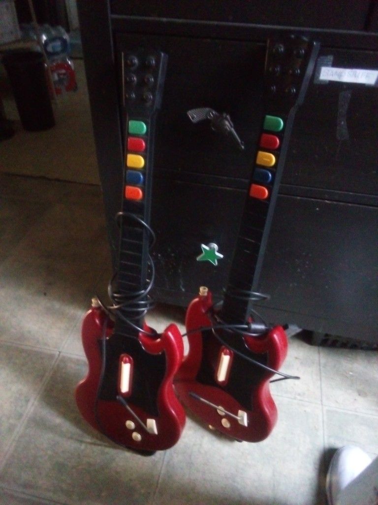 2 GUITAR HERO GUITARS & ROCKS THE 80'S