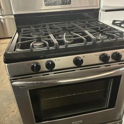 Frigidaire Gas Stove W/Convention Oven 