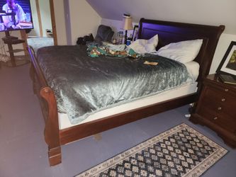 Queen size bedframe