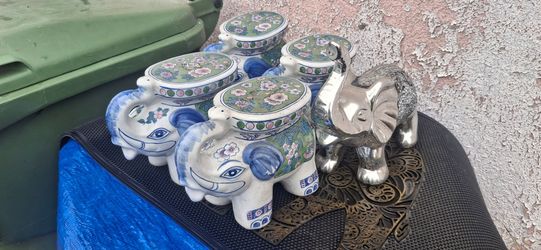 5 Elephant fugures decorations. Good conditions give me a ofert,
