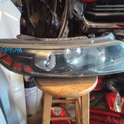 2011 - 2013 Kia Optima  Right Headlight Xenon