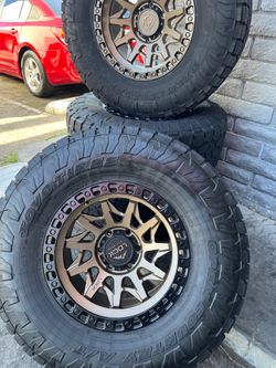 Vendo set de rines nuevos 17x9 de ancho de 6-139.7 lugs con llantas 35/12.50/R17 ✅🔥💯