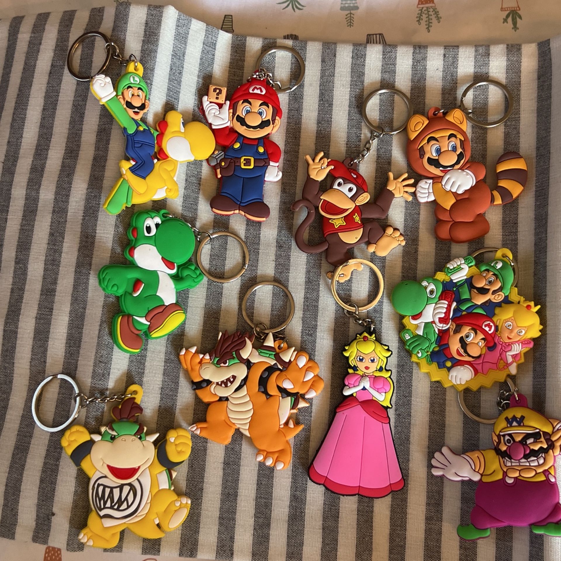 10 MARIO BROS. KEYCHAINS