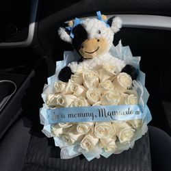 white and blue rose bouquet