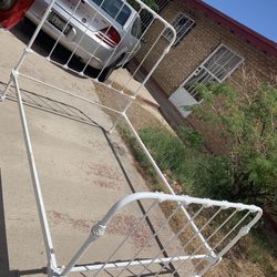 BEDROOM SET IN WHITE  COLOR:  FULL SIZE METAL BED FRAME, DRESSER / 6 DRAWER 