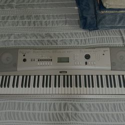 Yamaha YPG-235 piano