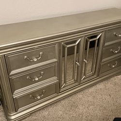 Birlanny Bedroom Dresser - 6ft Long - Excellent Condition 