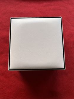 Chanel Genuine White watch box . Great condition!