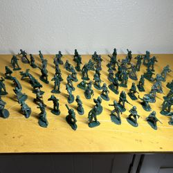 Vintage Plastic Army Men Soldiers Mixed 