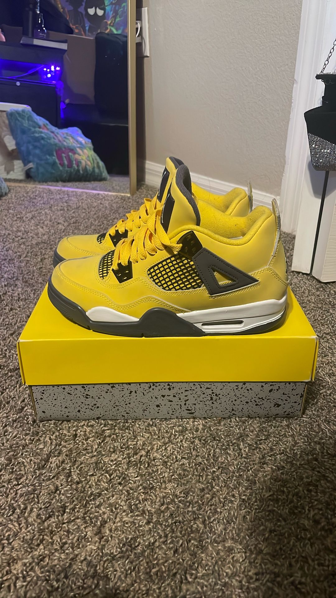 Air jordan 4 retro  lightning -yellow