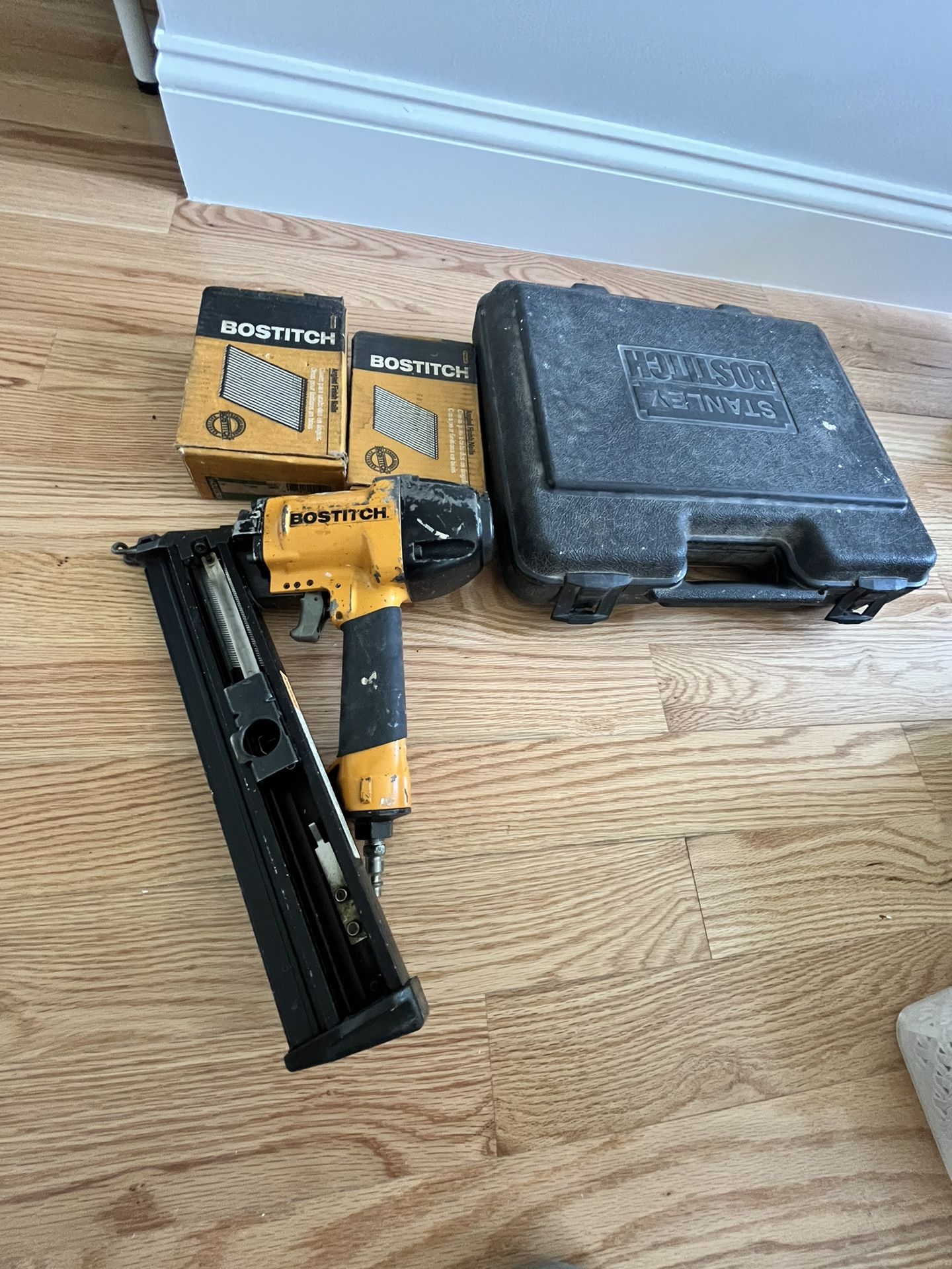BOSTITCH pneumatic finish nailer 15GA (N59FN) + 2 Box Nailes