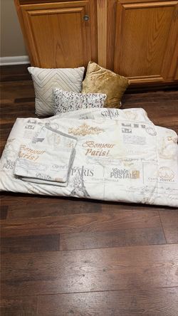 Paris-Theme Bedding Set with Throw Pillows