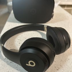 Beats Solo 4 - Wireless Black and Gold