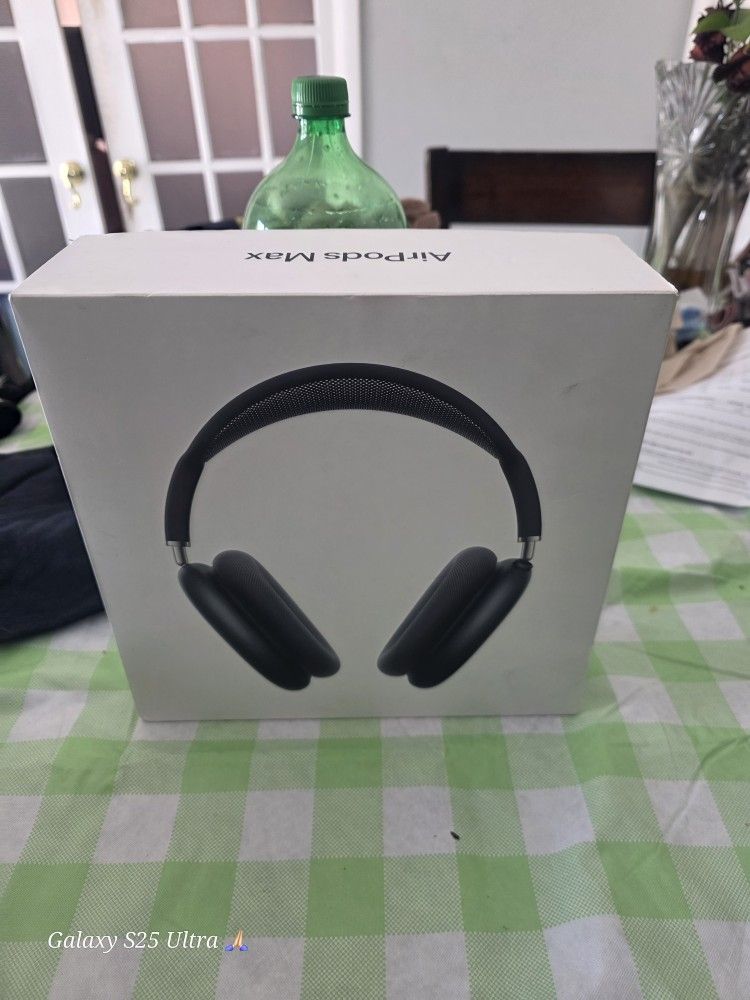 Apple Max 2 Type C New Never Open With ALL WARRANY