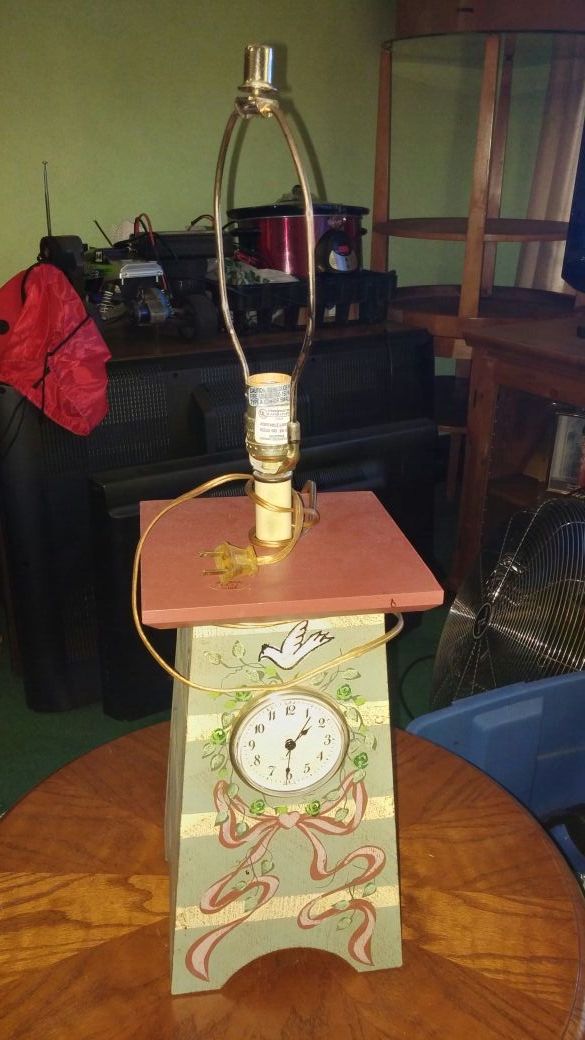 Table lamp tells time