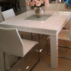 Dining Table Perfect Condition.  
