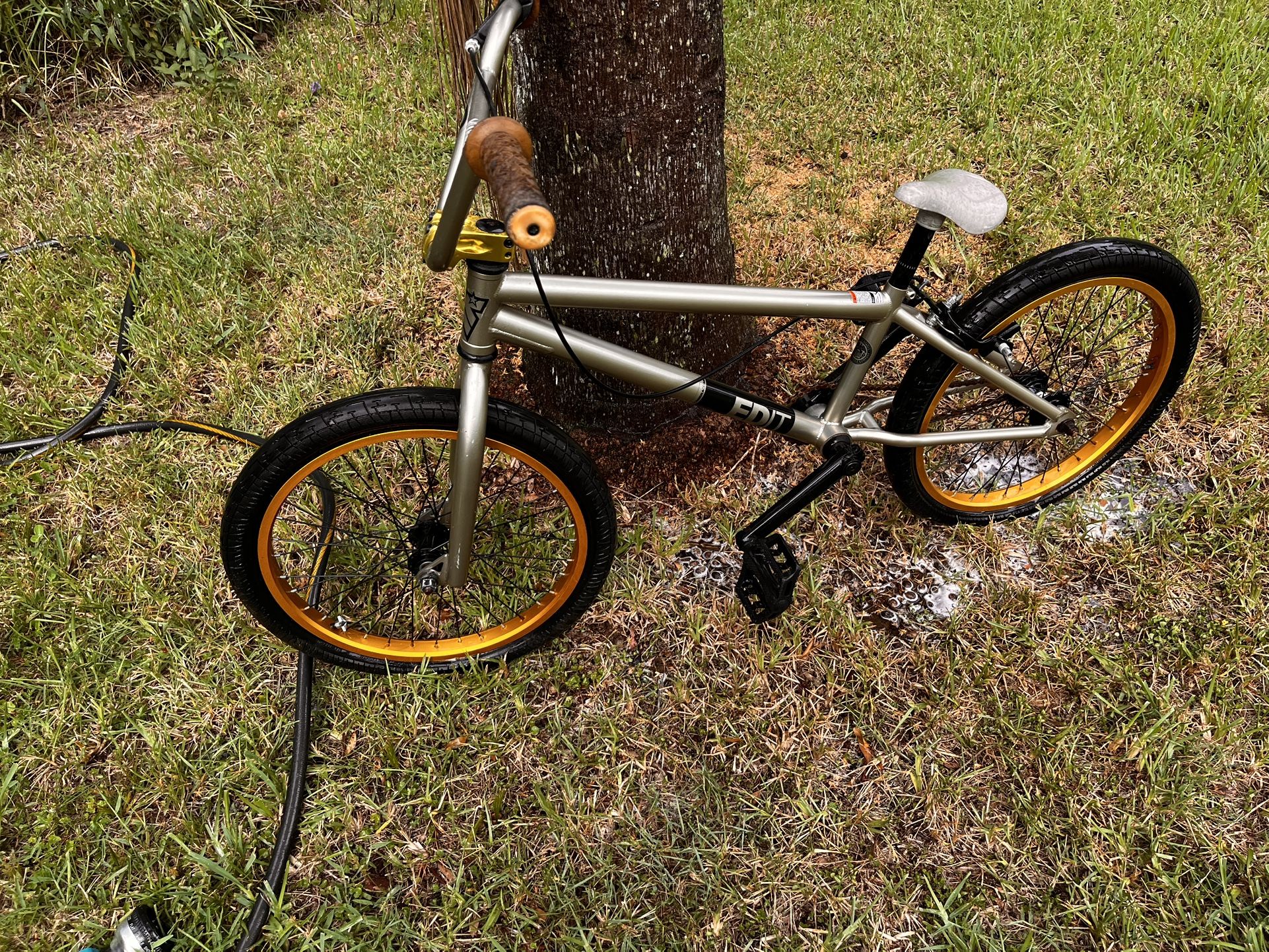 2012 mirraco bmx bike (very nice just needs cleaned)
