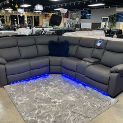 Seccional reclinable gris con luces en alfombra gratis por solo $1099. También disponible en blanco, negro, gris y marrón.