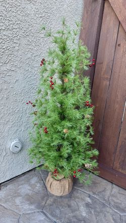 Artificial Christmas Tree With Burlap Base