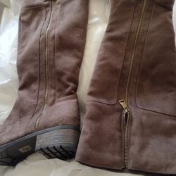 Brown Boots With Gold Zipper Detail 7