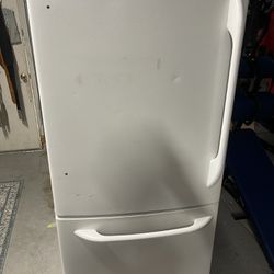 GE Refrigerator And Freezer Works Excellent 