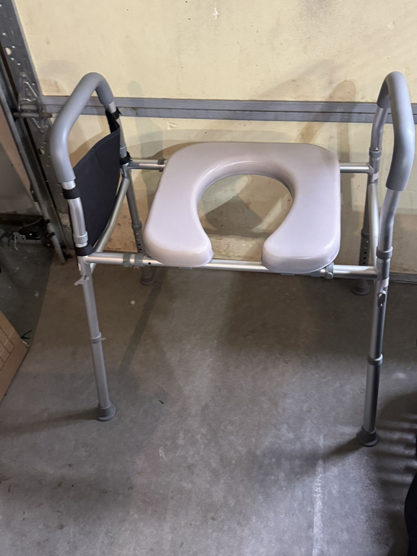 NEW Raised Toilet Seat With Handles