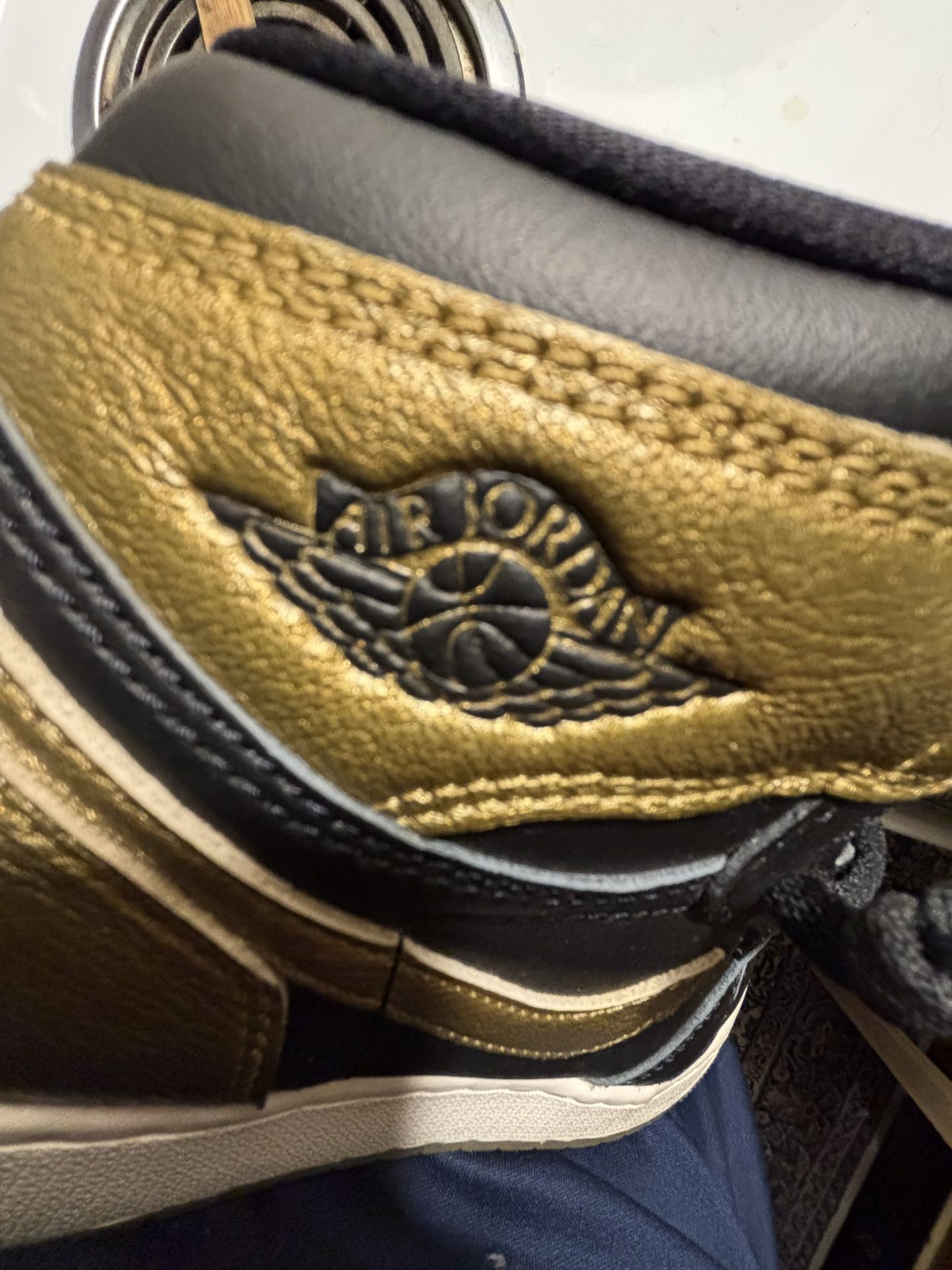 FD1437-071 Air Jordan 1 Retro High Metallic Black And Gold
